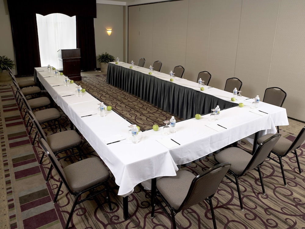 Doubletree By Hilton Charlotte Airport Hotel 34/36