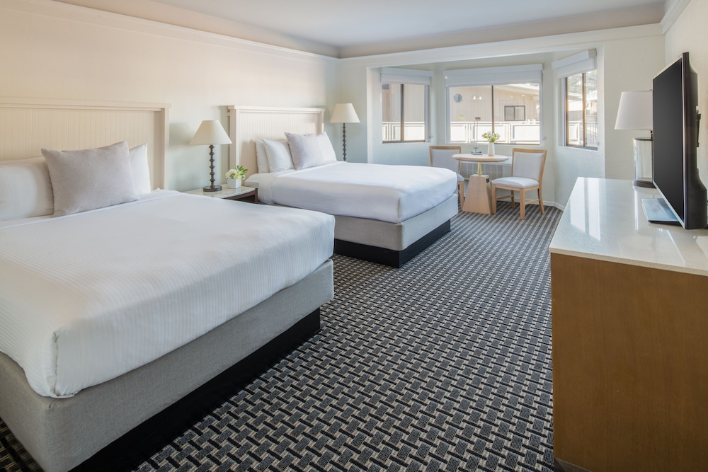Room, 2 Queen Beds, Bath and Shower, Accessible