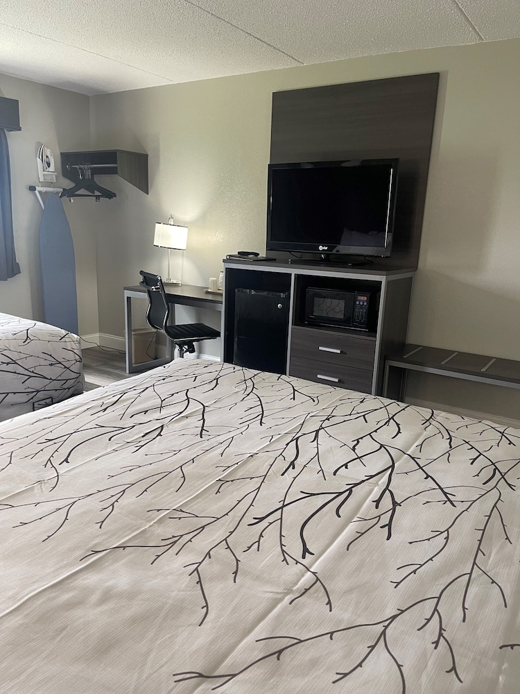 HomeTown Inn and Suites Belle Plaine 60/65