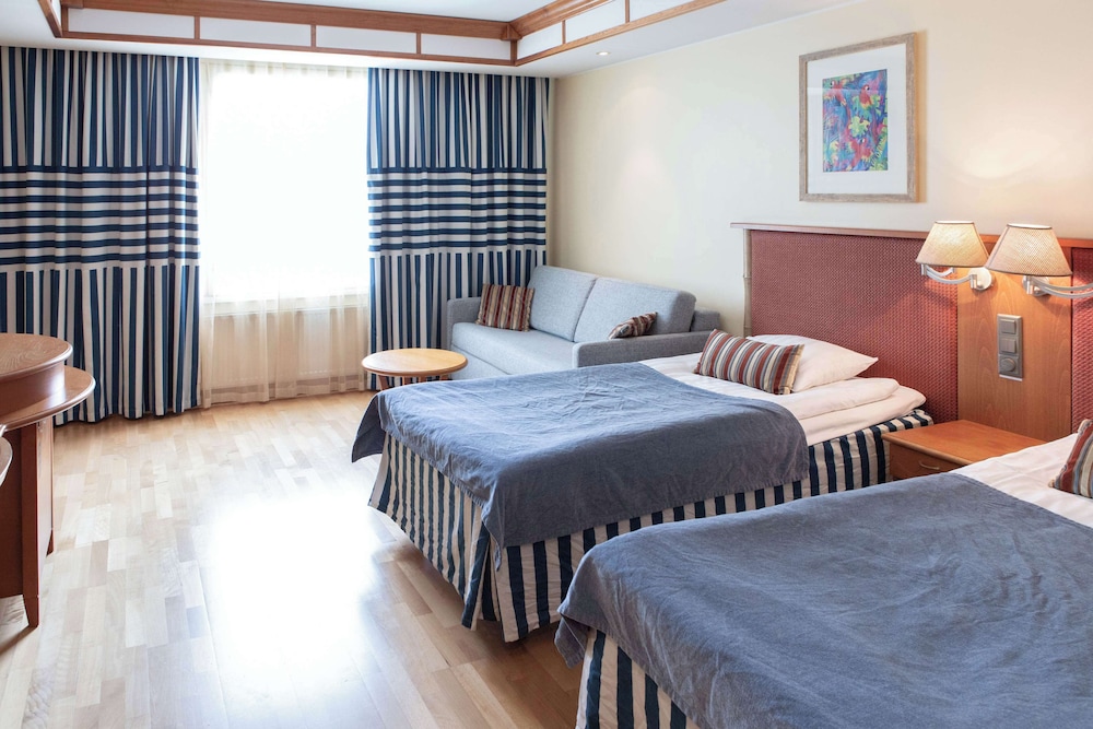 Family, King and Twin Beds, Sofa, Sauna