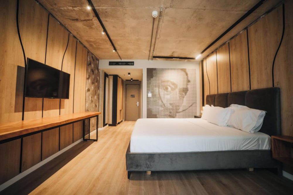 AMR Hotel 15/41