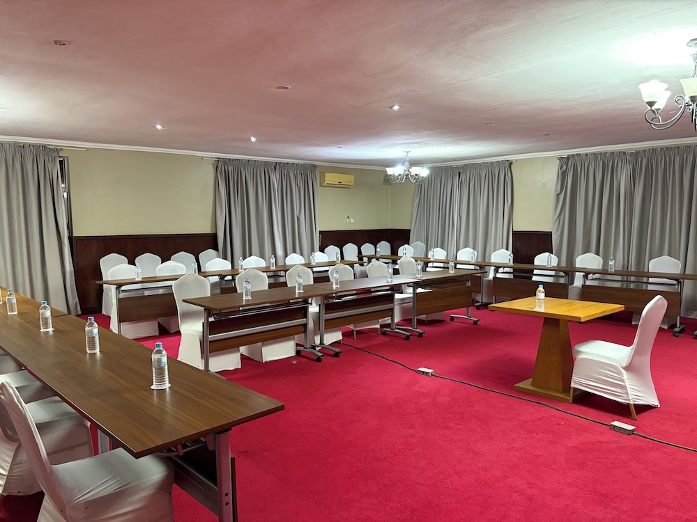 Serendib Suites Hotel 33/39