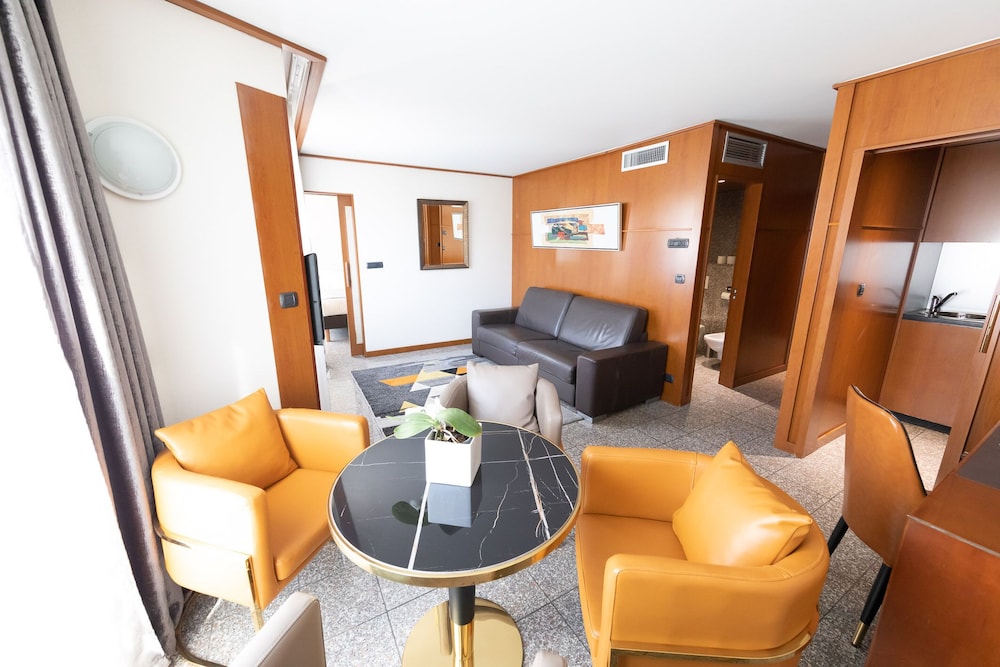 Hotel Goldstar Resort And Suites 25/50