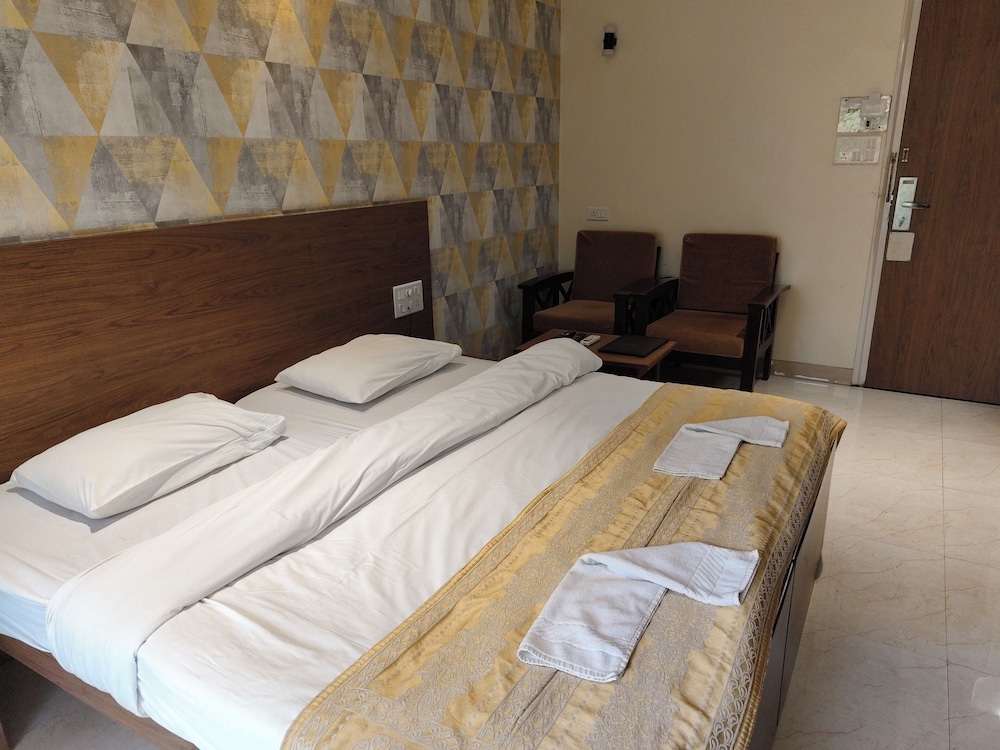 Hotel Shreyas 12/40