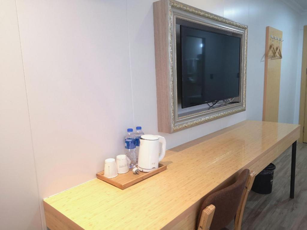 GreenTree Inn Express Shanghai Baoshan District Youyi Road Metro Station 39/46