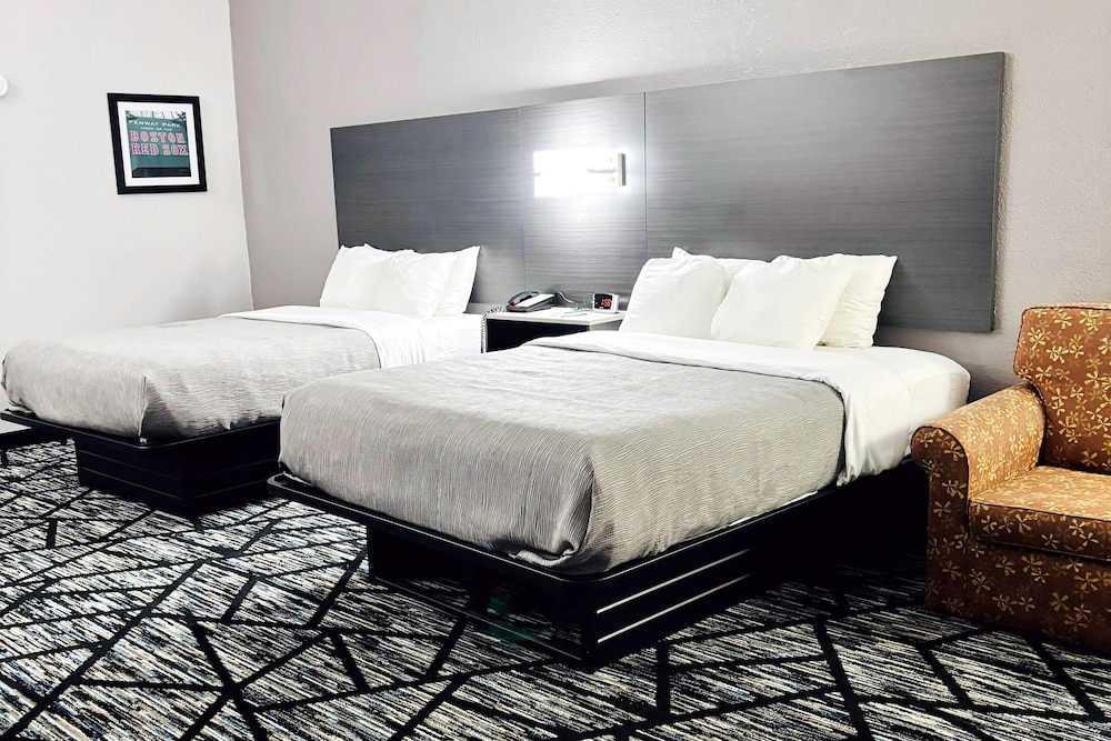 Standard, 2 Queen Beds, Sofa, Quality Inn Raynham - Taunton 7/10