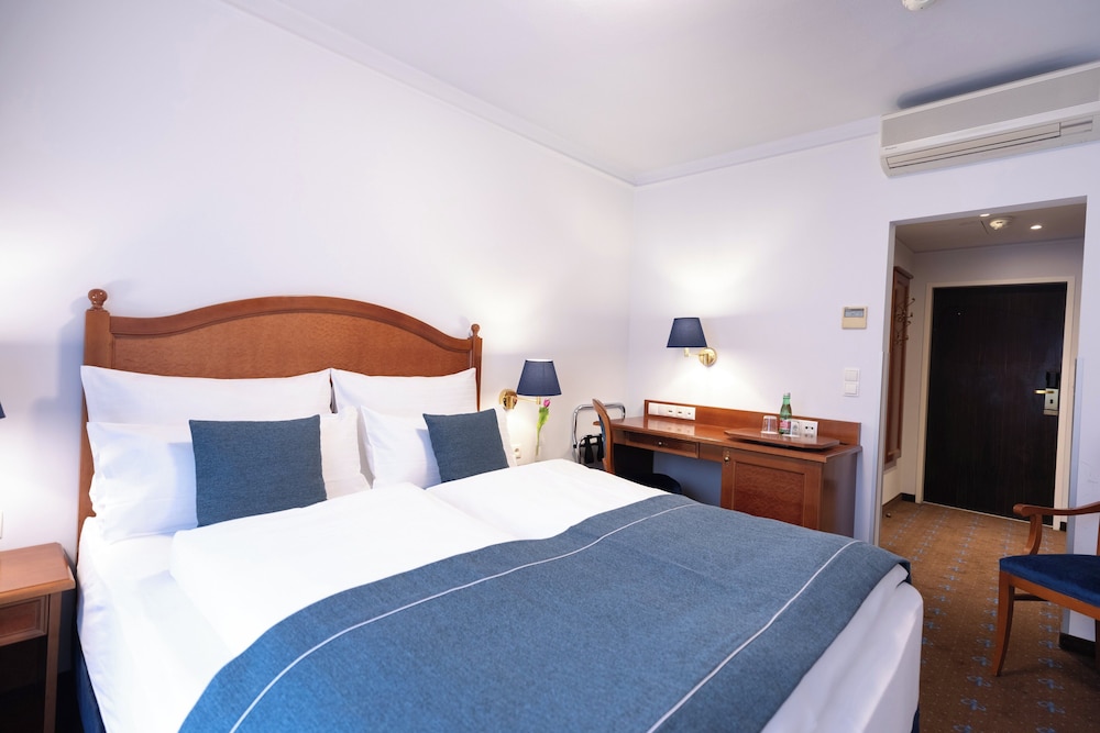 STANDARD, KING BED, BALCONY