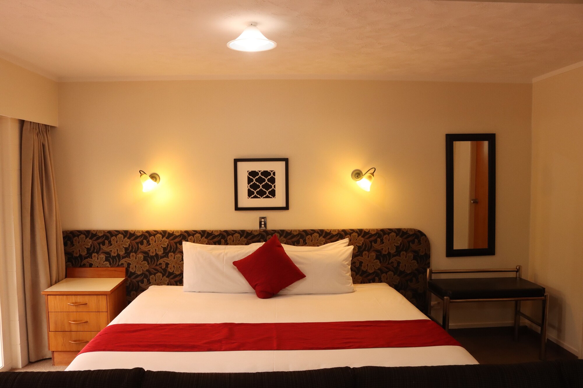STUDIO, QUEEN BED
