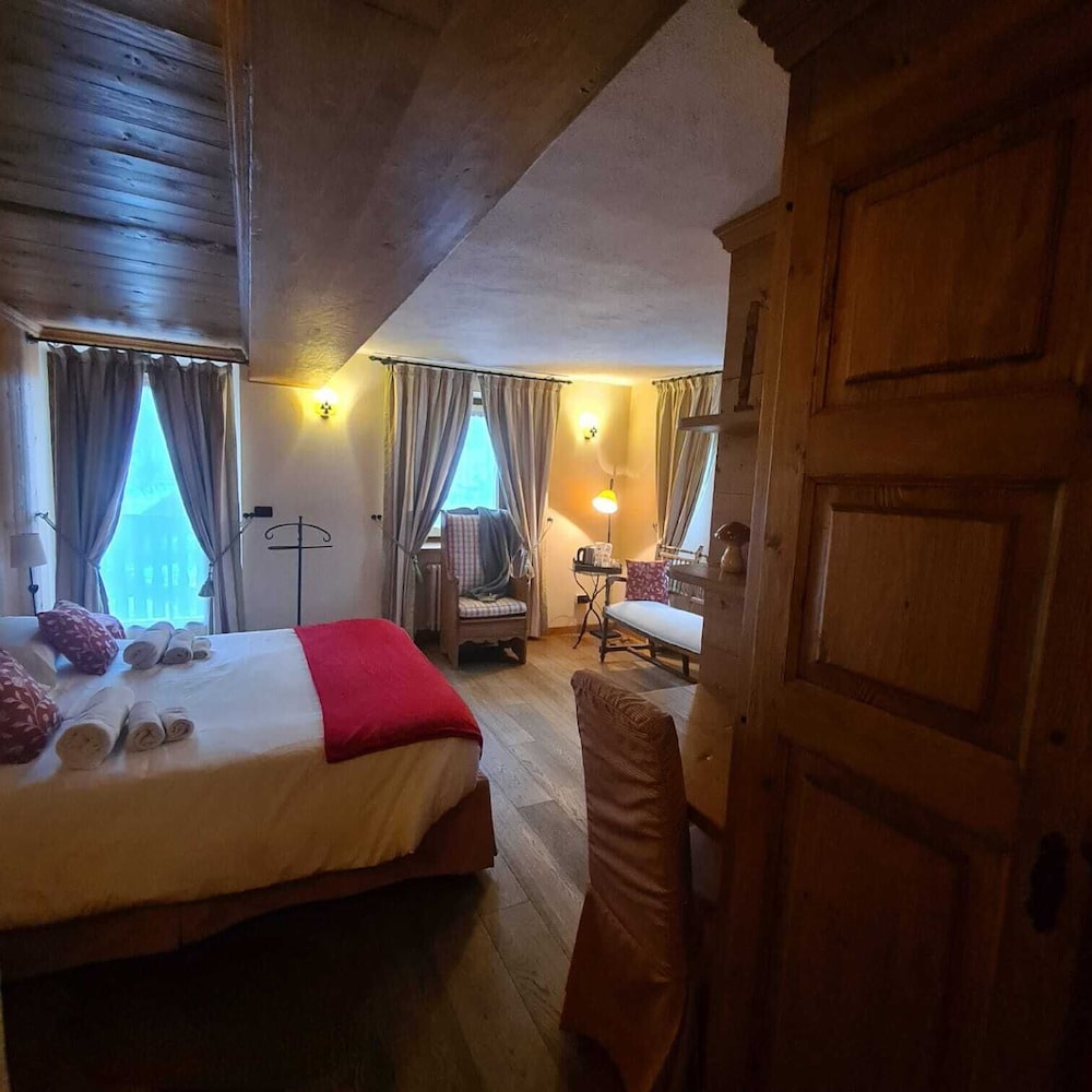 JUNIOR, DOUBLE BED, MOUNTAIN VIEW, GARDEN AREA