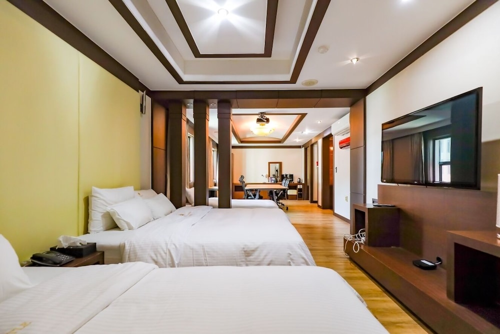 Business, Suite, Single Bed, 2 Queen Beds, Charlot Castle Hotel 3/4