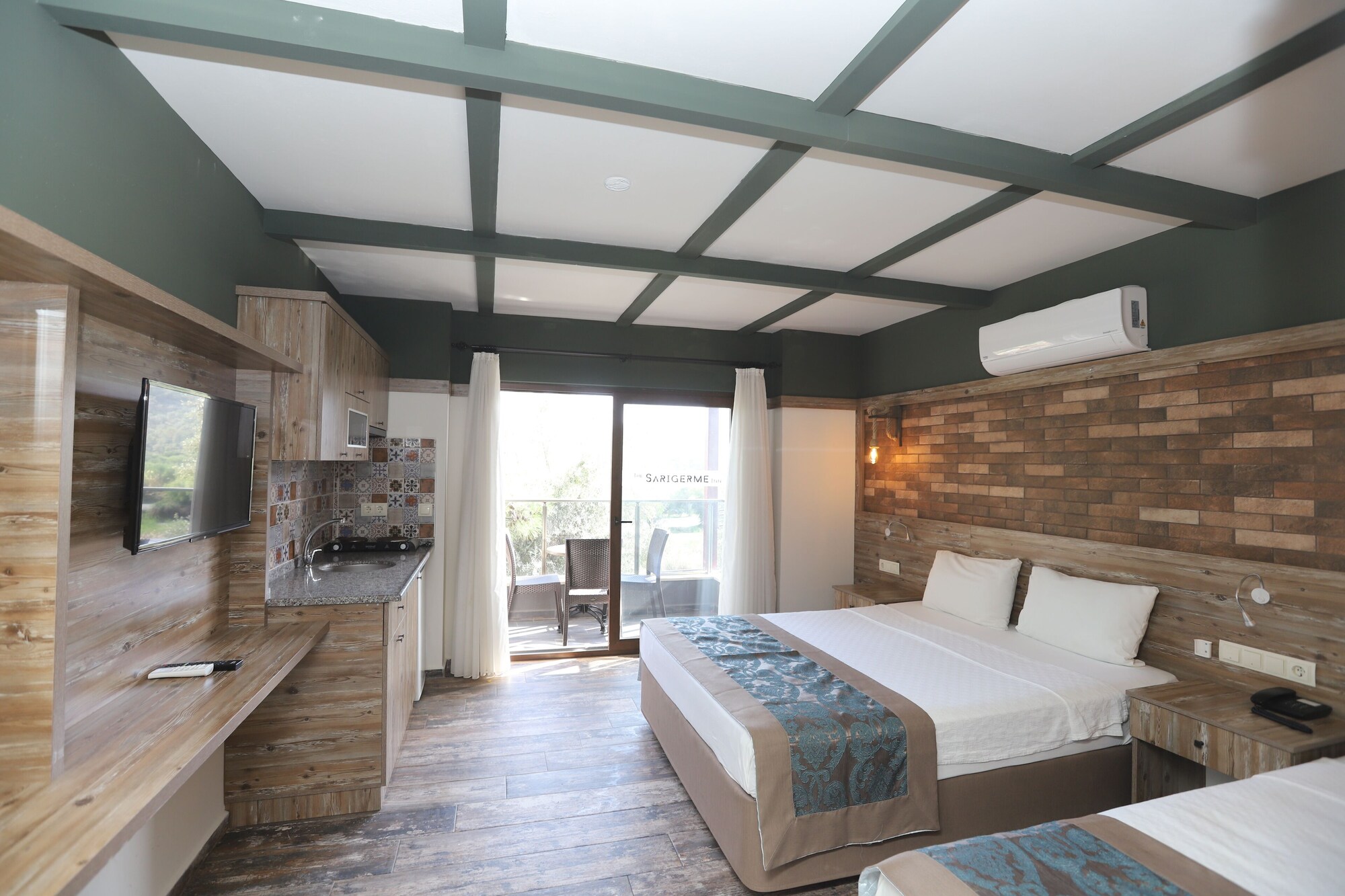 DELUXE, DOUBLE OR TWIN BED