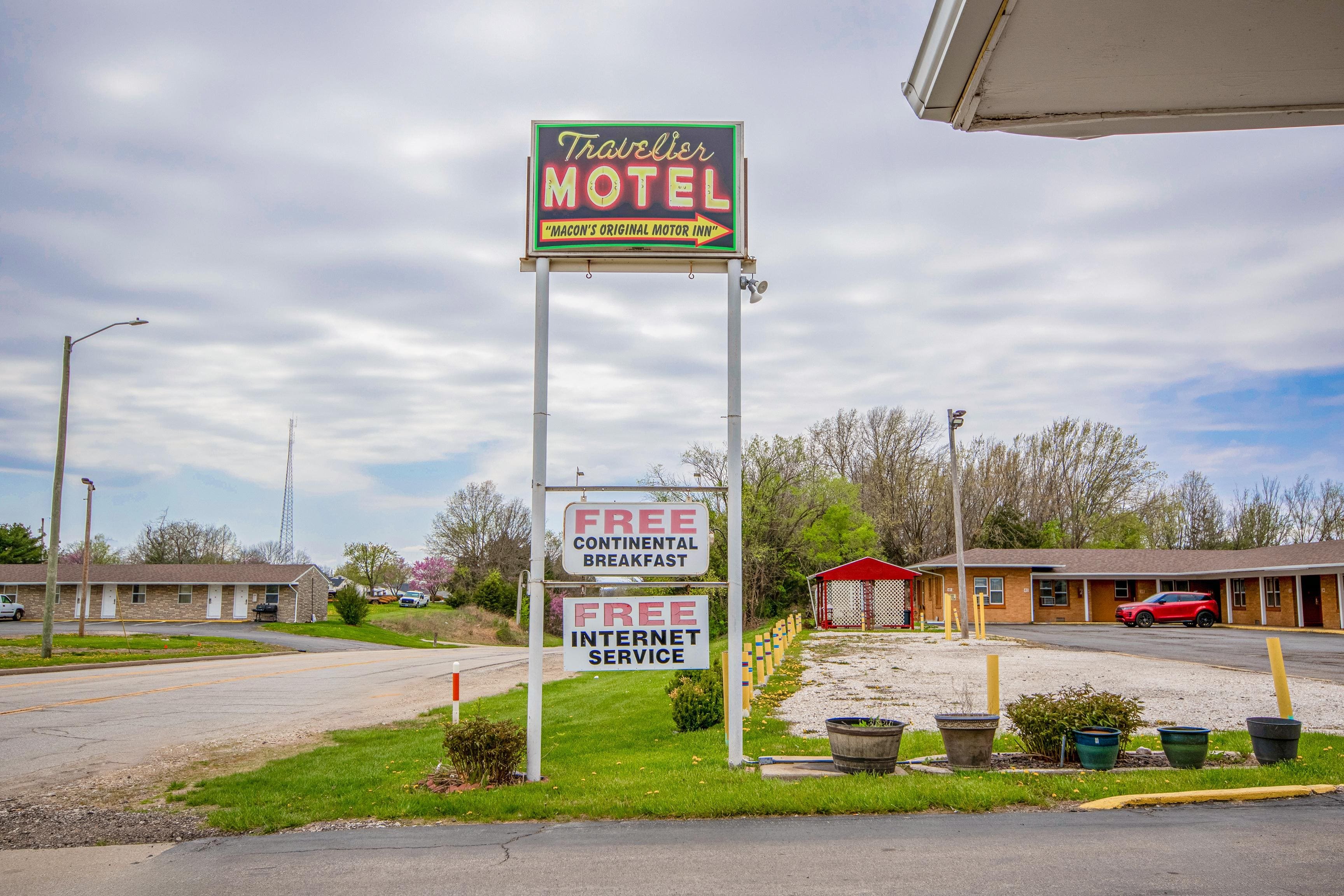 Travelier Motel 53/58