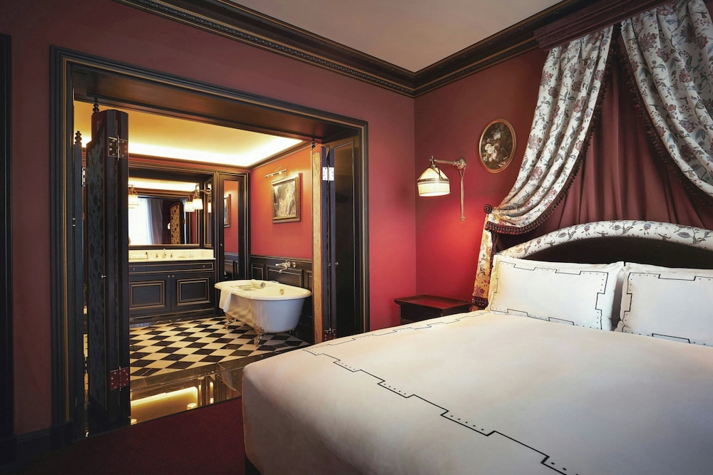 SECRET, GUEST ROOM, KING BED, CITY VIEW