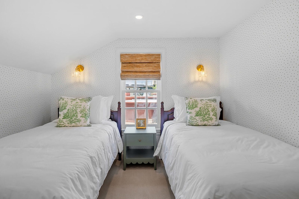 Cottage, House, King Bed, 2 Queen and Twin Beds