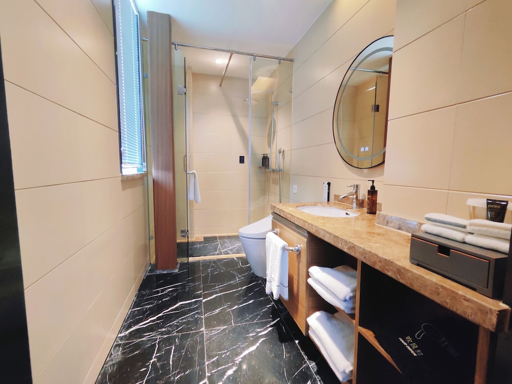 Shanghai International Tourist Resort Fuyi Hotel 52/55