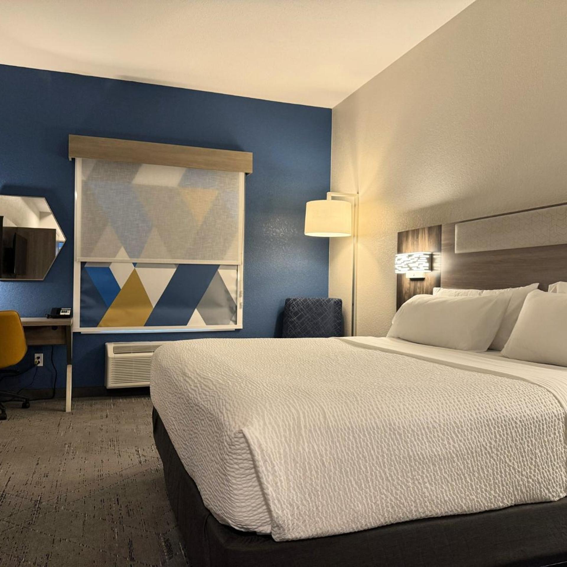 Xtra Space, Standard, King Bed، Holiday Inn Express Boonville 2/2
