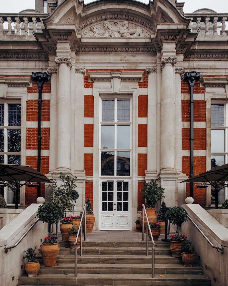 THE LALIT LONDON 6/72