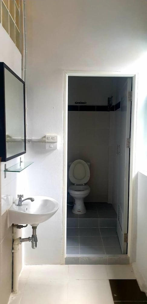 ASOKE MONTRI HOSTEL 12/50