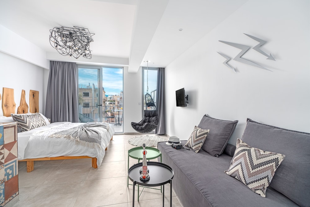 Mythos Luxury Suites 14/50