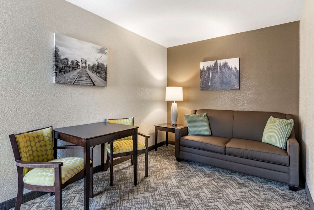 Comfort Inn & Suites Tualatin - Lake Oswego South 40/60