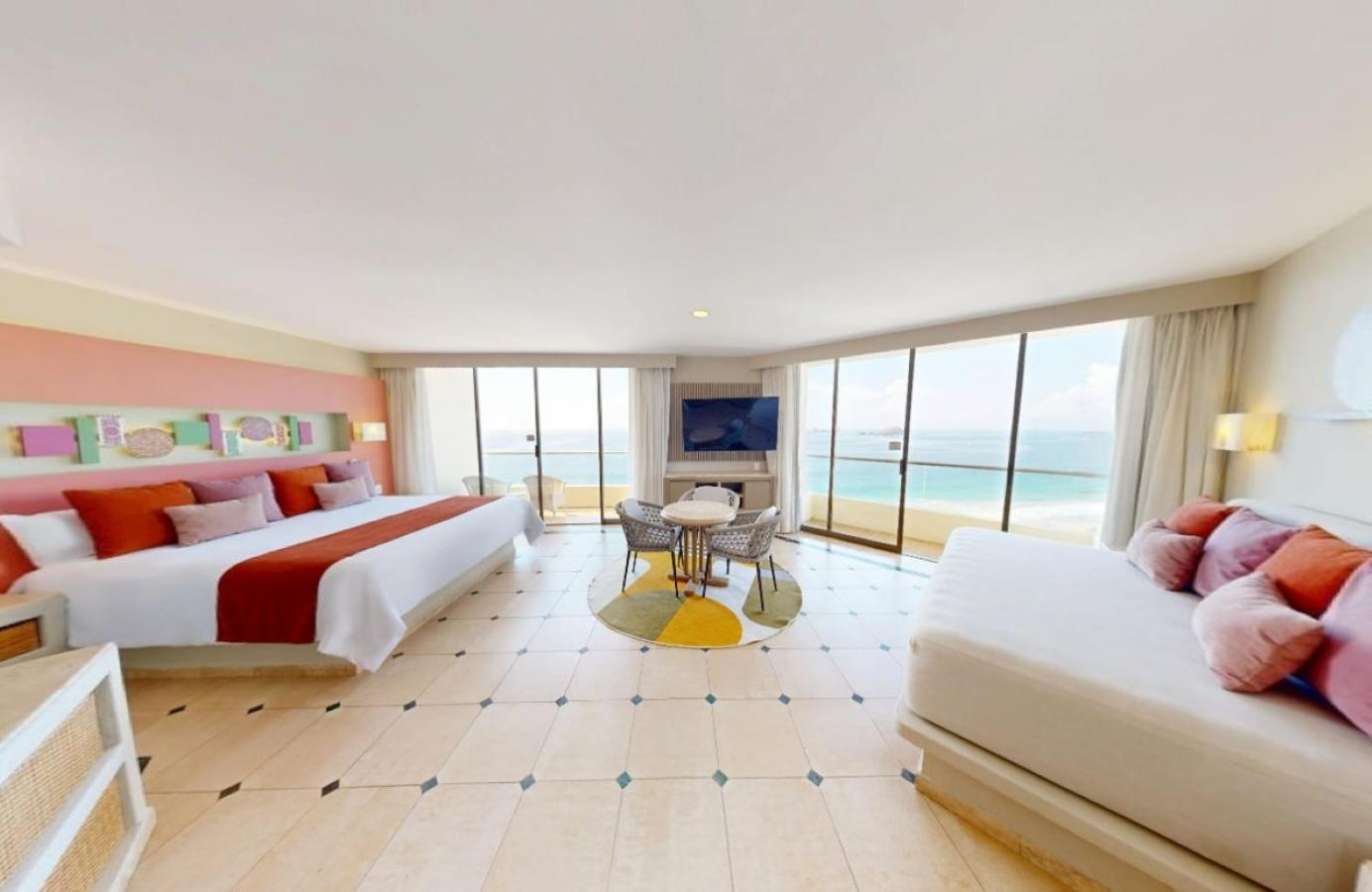 Sun Club, Family Suite, King Bed, Ocean Front, Sofa