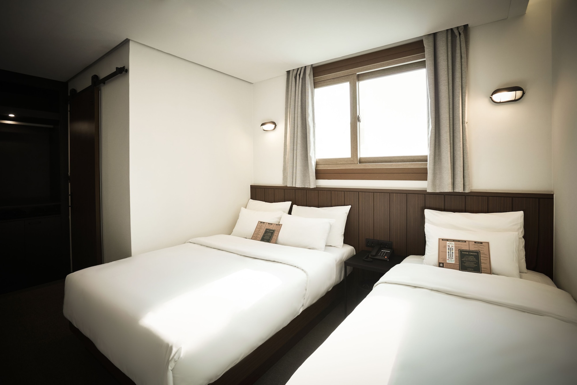 DELUXE, TWIN BEDS
