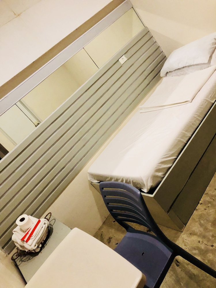 Hometown Hotel Bacolod - Lacson 66/74