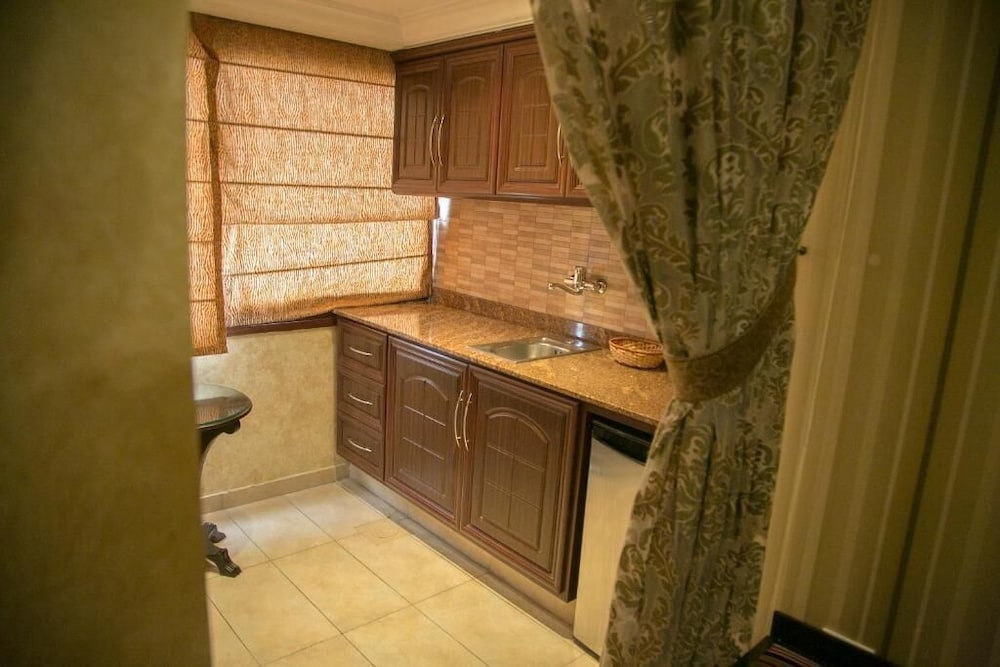 QUEENS SUITE HOTEL 37/61