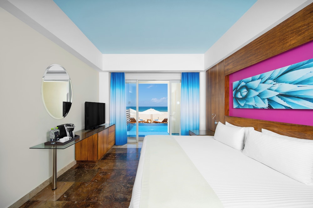 ALTITUDE, SWIM OUT, JUNIOR SUITE, KING BED, OCEAN FRONT