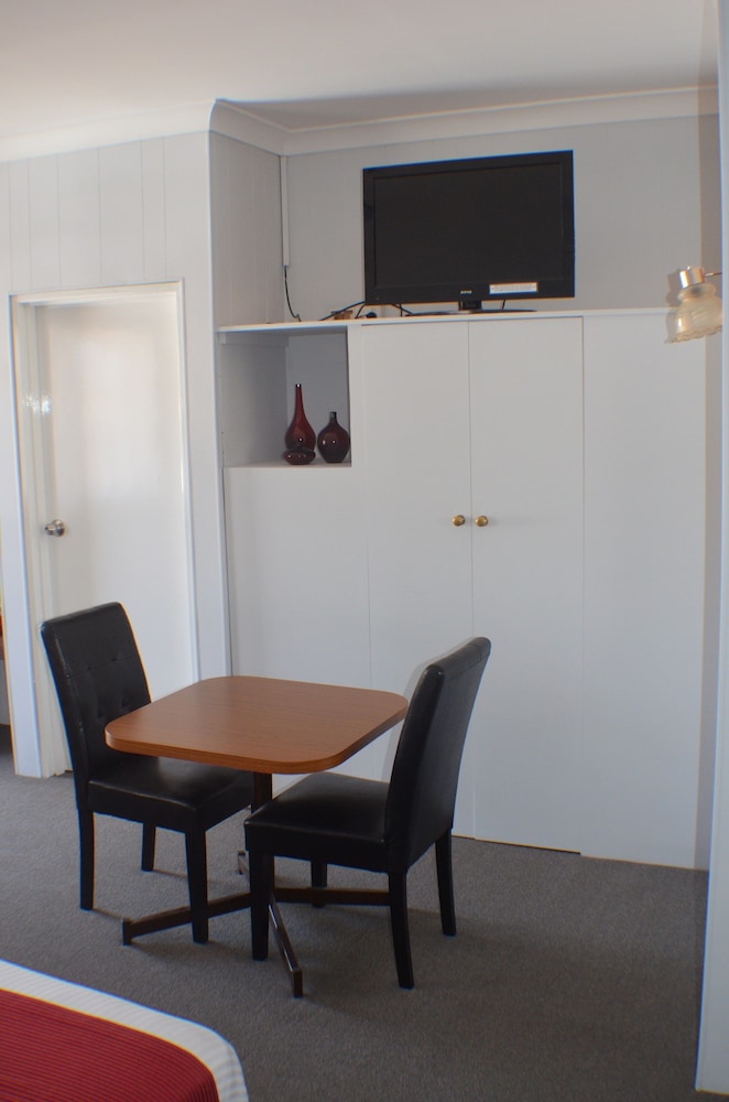 Deer Park Motor Inn And Restaurant 24/50
