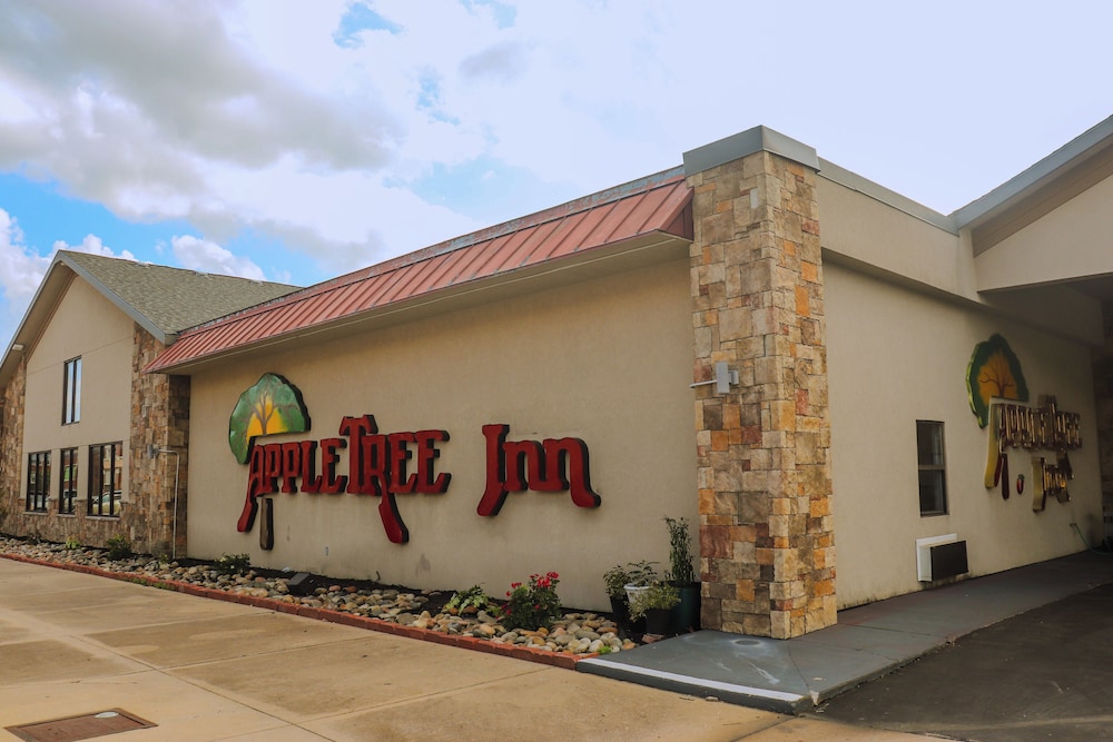 Apple Tree Inn and Suites 2/62