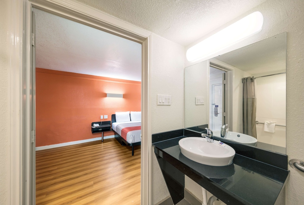 Motel6 Dallas, TX - Farmers Branch 45/47
