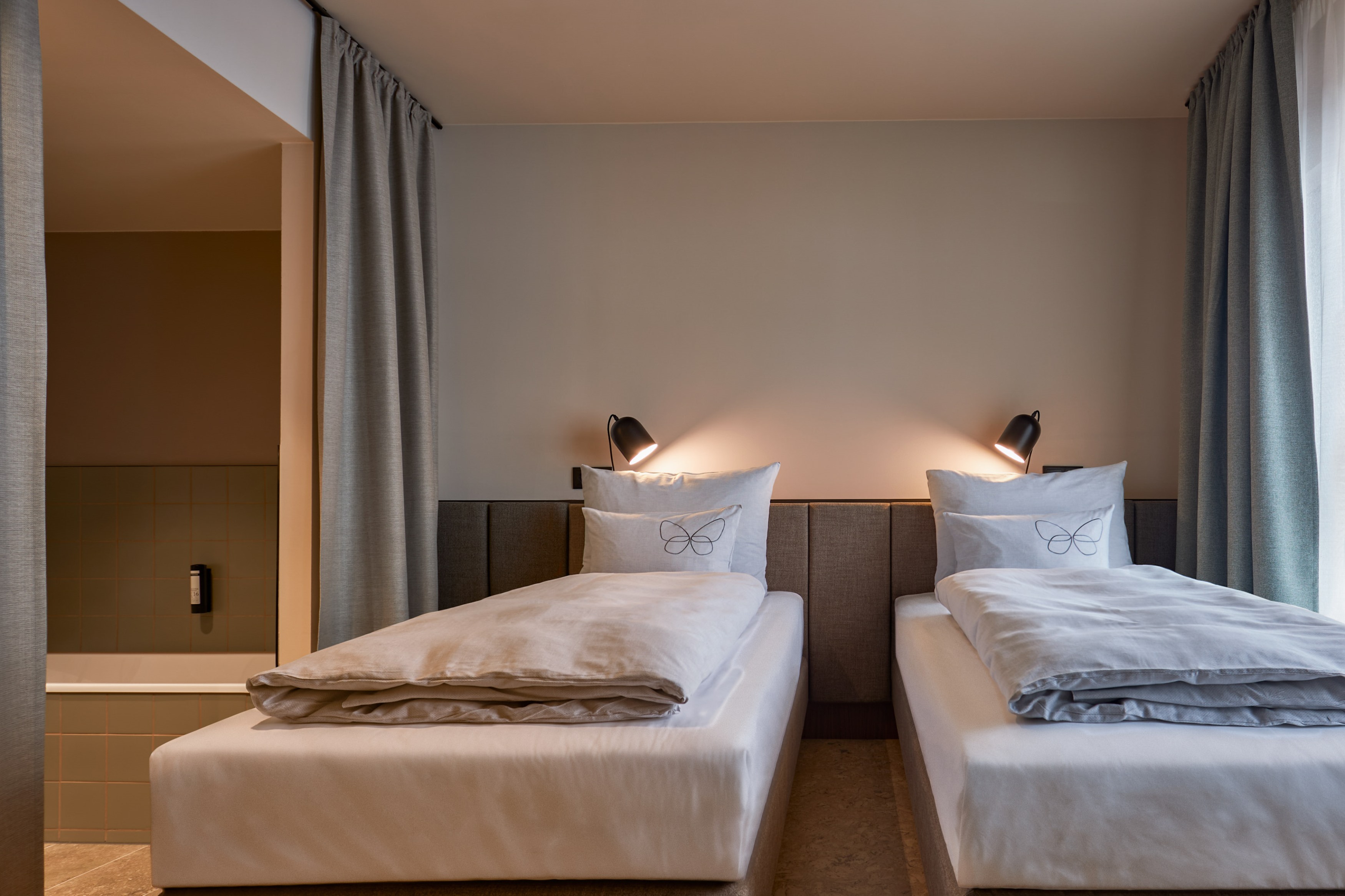 Cocoon, Twin Beds, Bathtub