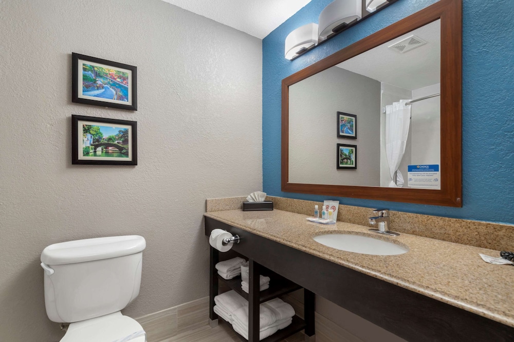 Comfort Inn And Suites Near Medical Center 53/56