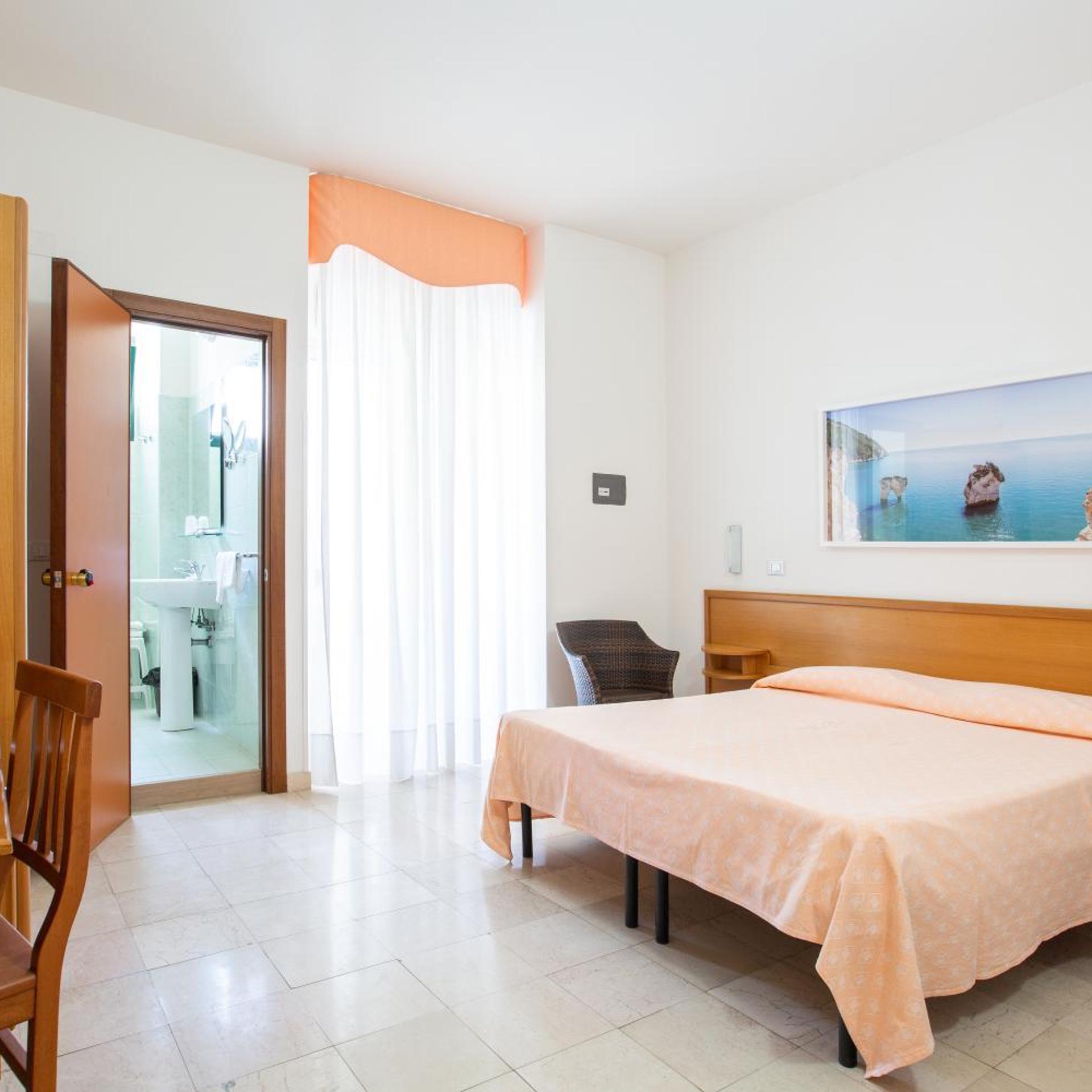 ROOM, DOUBLE OR TWIN BED