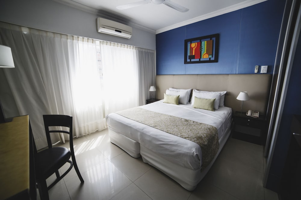 ROOM, QUADRUPLE