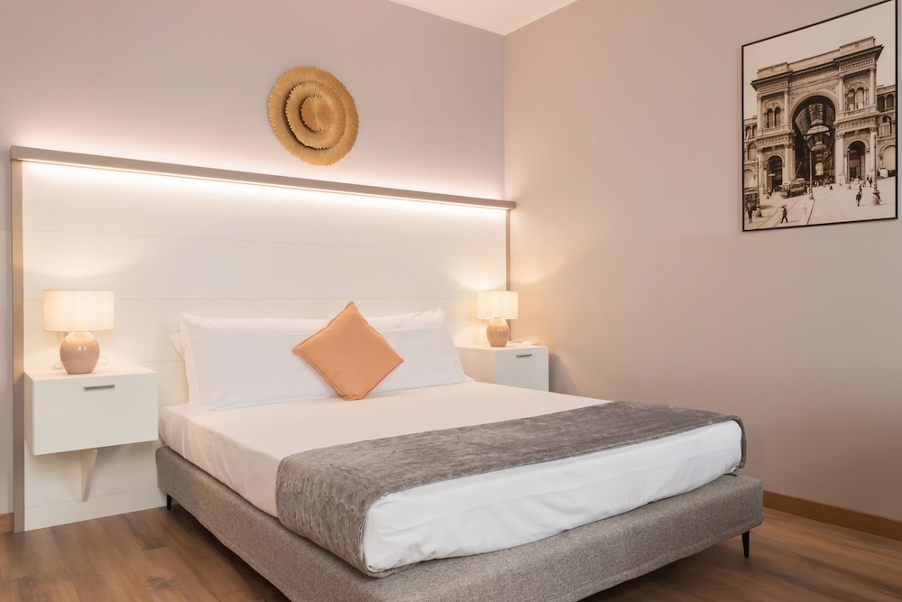 Mono, Queen Bed