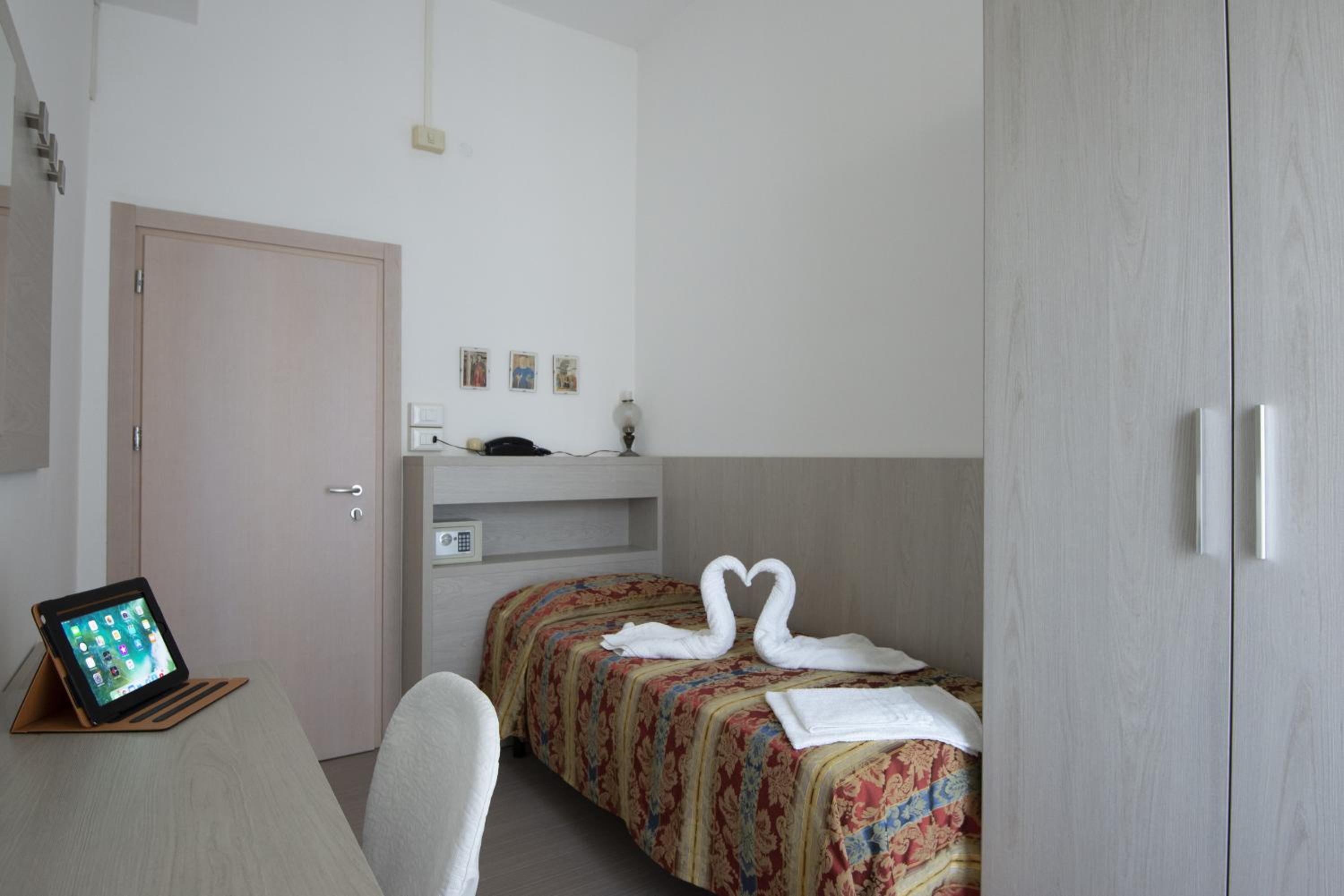 Hotel Carillon 8/50