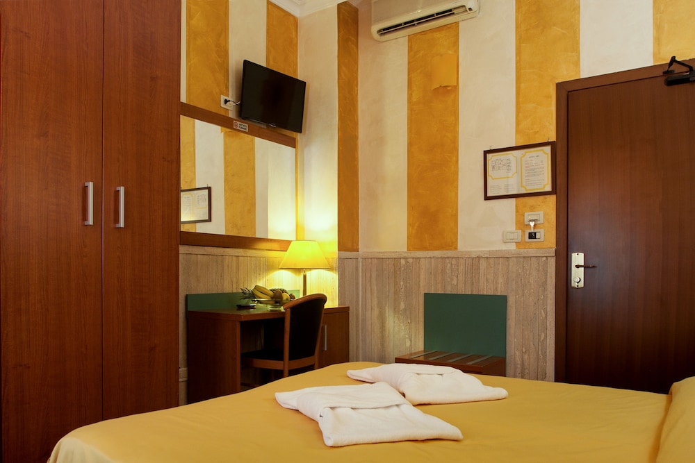 Pyramid Hotel 18/71