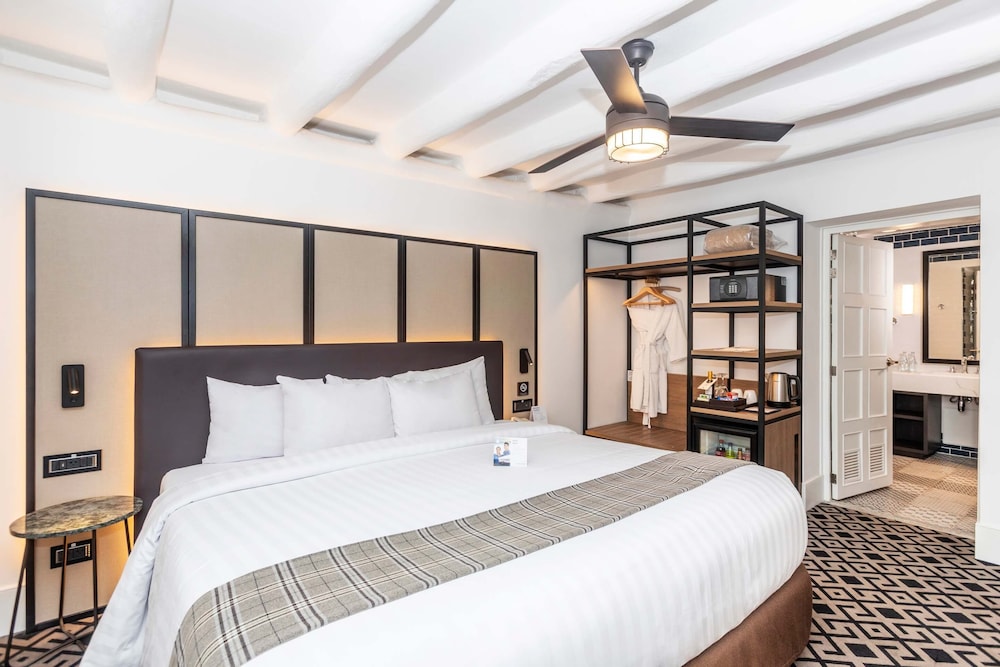 SUPERIOR, QUEEN BED