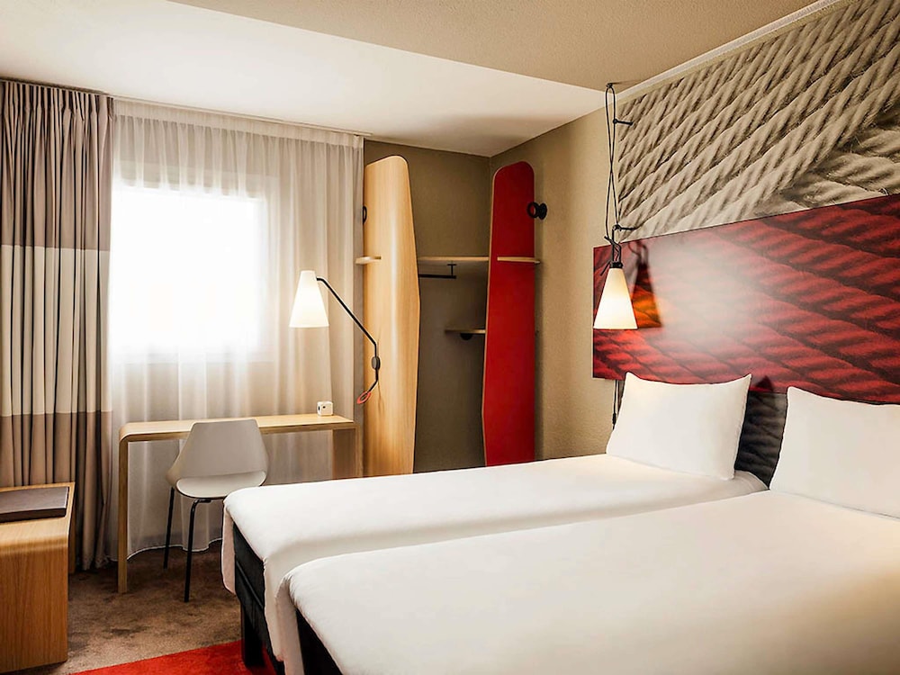 Ibis Massy 17/61
