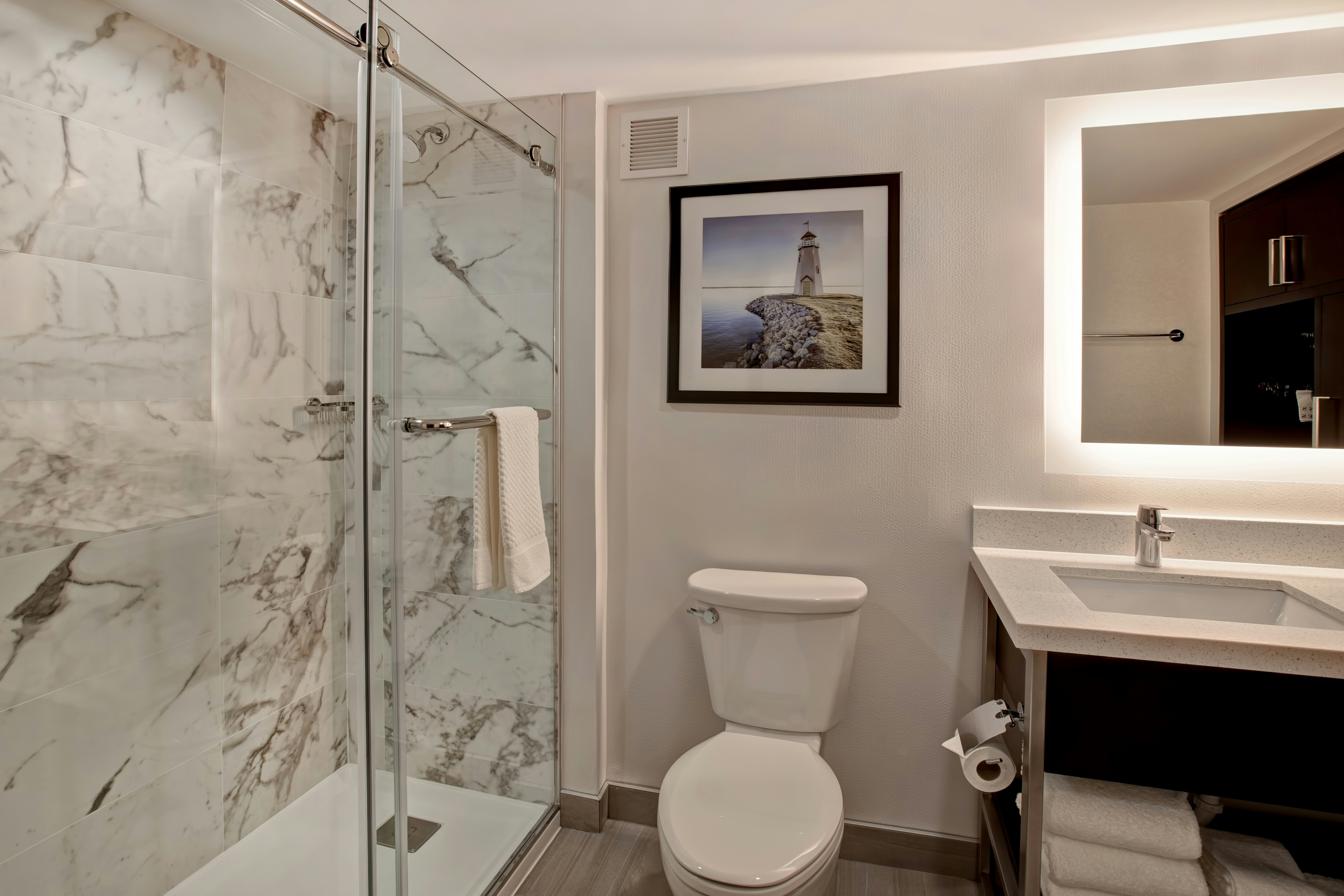 غرفة بسرير كينج بشرفة لذوي الإعاقة