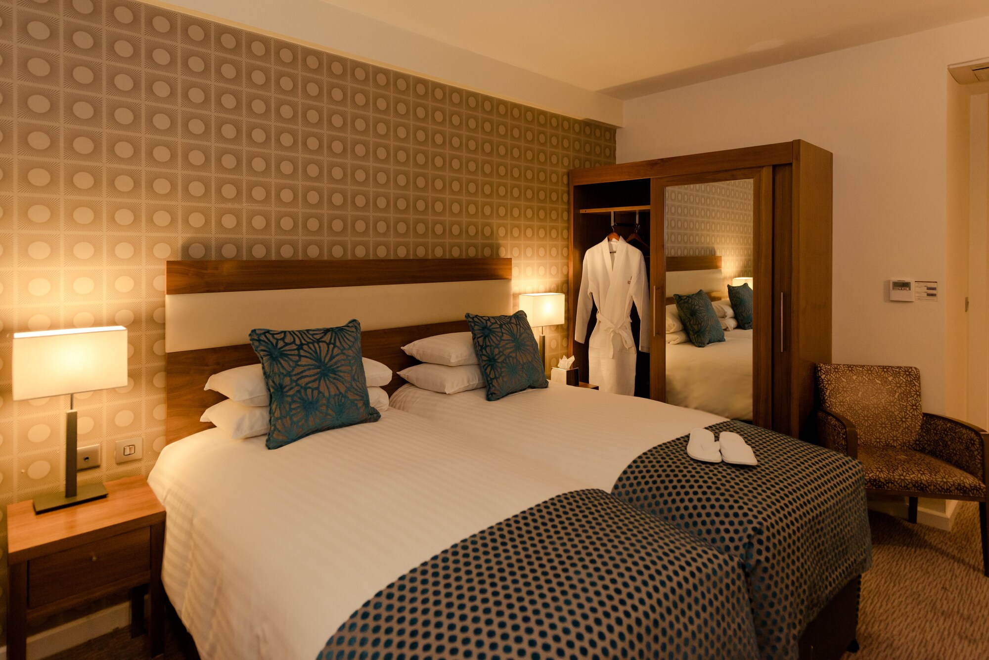Standard, Twin Beds, LEOPOLD HOTEL 2/9