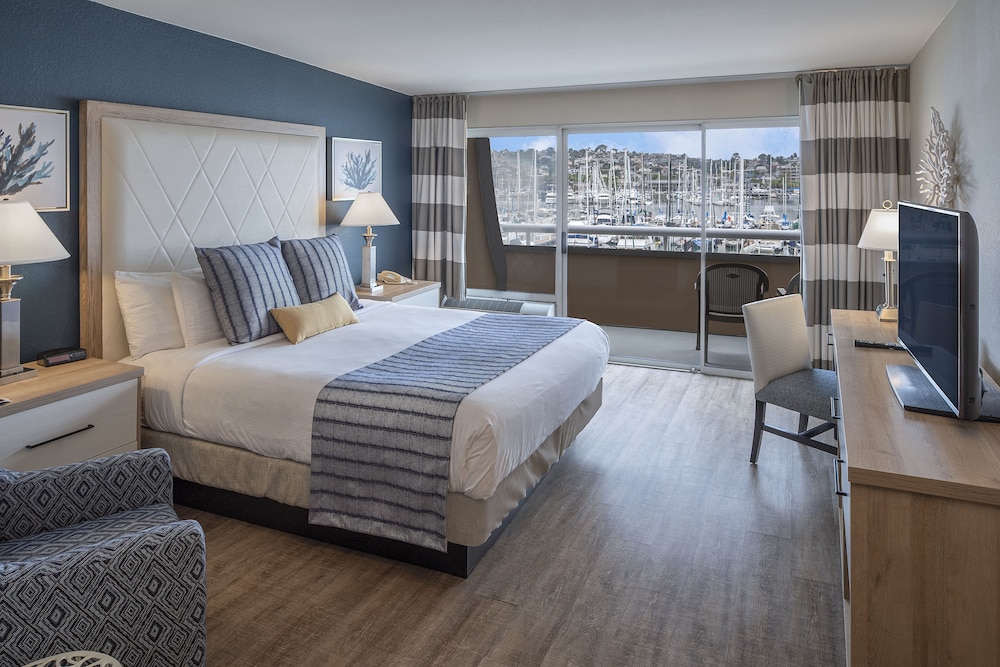 Bay Club Hotel & Marina 24/65