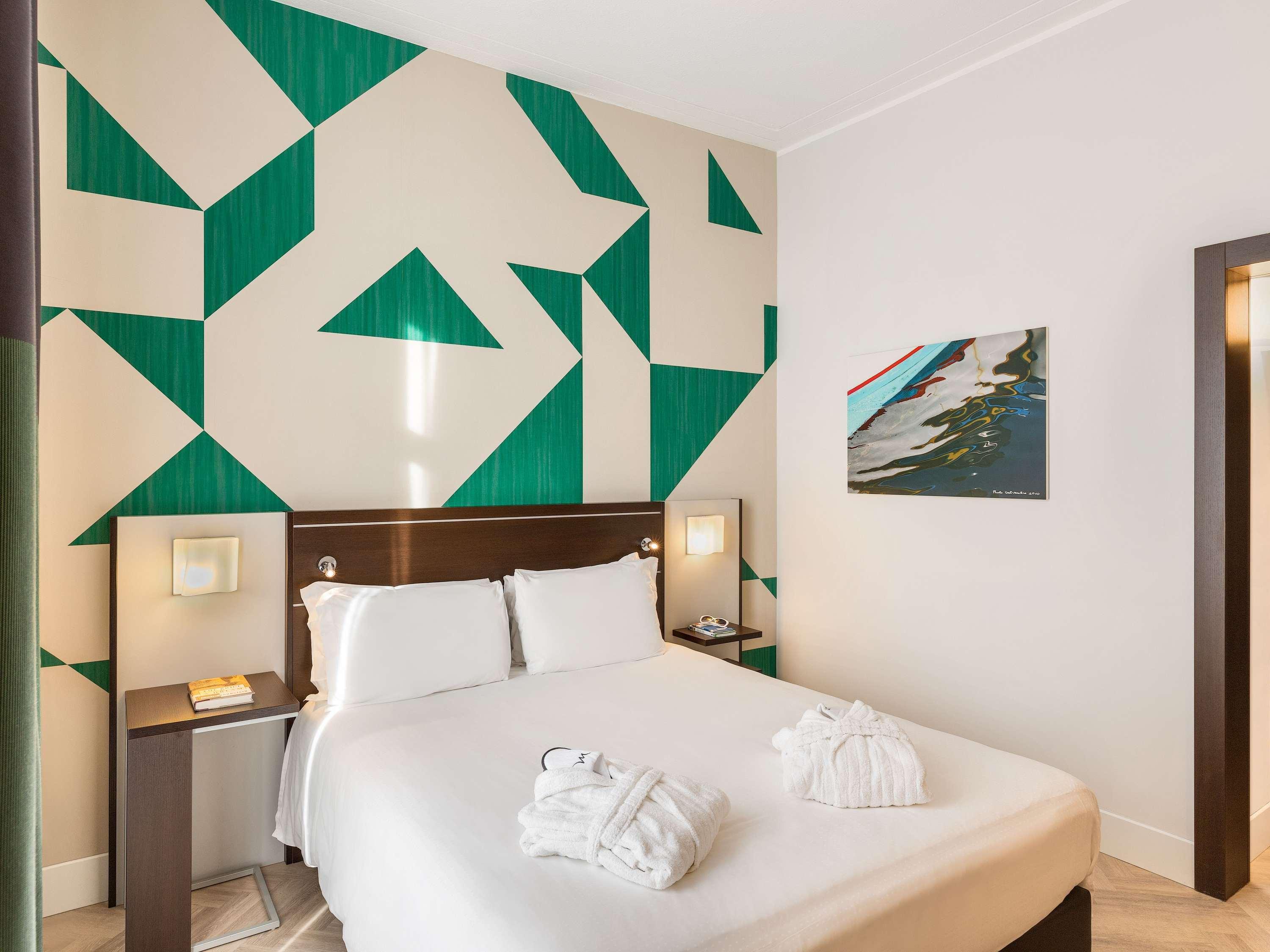 PRIVILEGE, DOUBLE BED