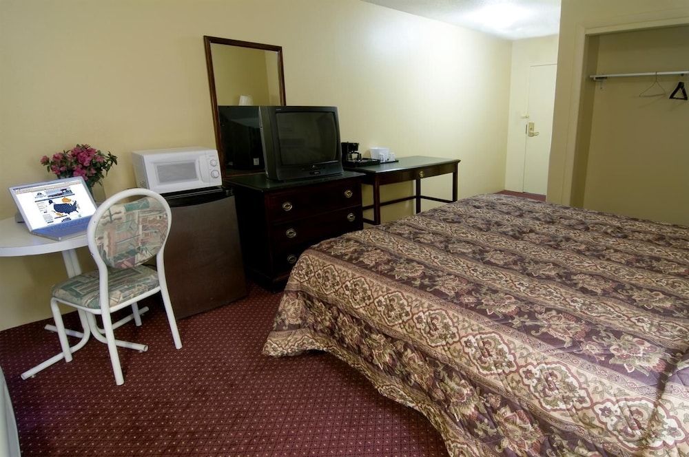 Americas Best Value Inn Foxboro 13/35