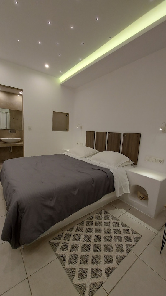 Ambience Suites 18/72