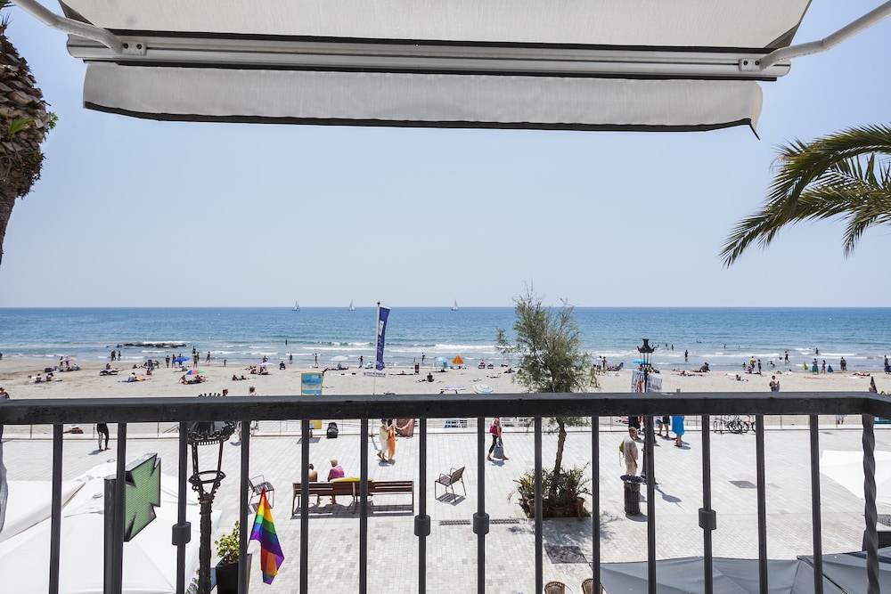 Sitges Group San Sebastian Beach 36/50