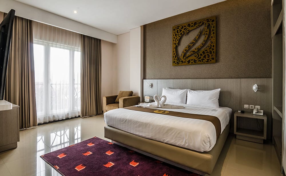SUITE, KING BED