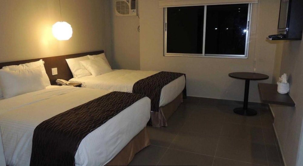 STANDARD, 2 DOUBLE BEDS